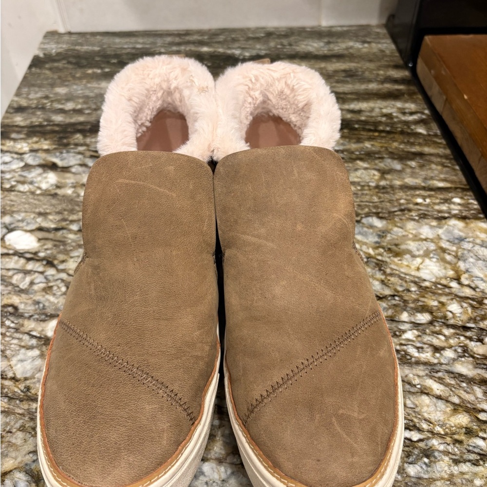 Toms Women's Brown Fleece-Lined Slippers